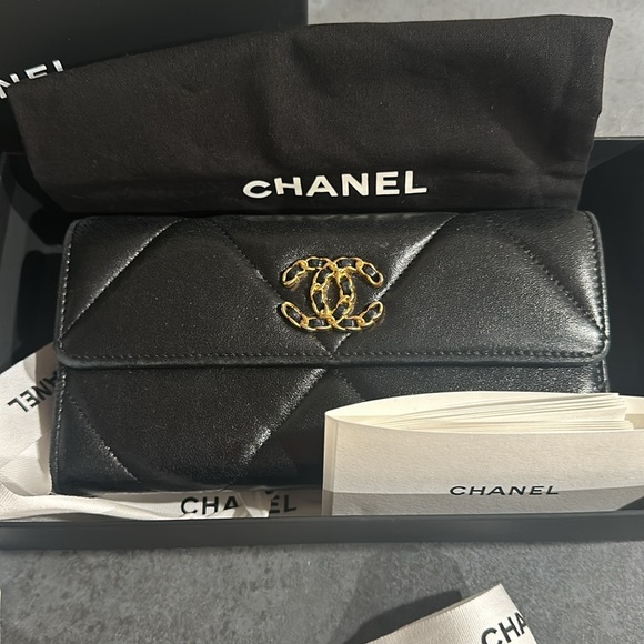 Chanel Quilted Calfskin 19 Wallet - Picture 2 of 15